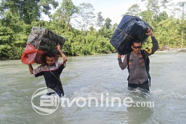 Petugas Pilkada Maluku Terabas Banjir dan Pegunungan Demi Pengamanan Logistik Pilkada 2024