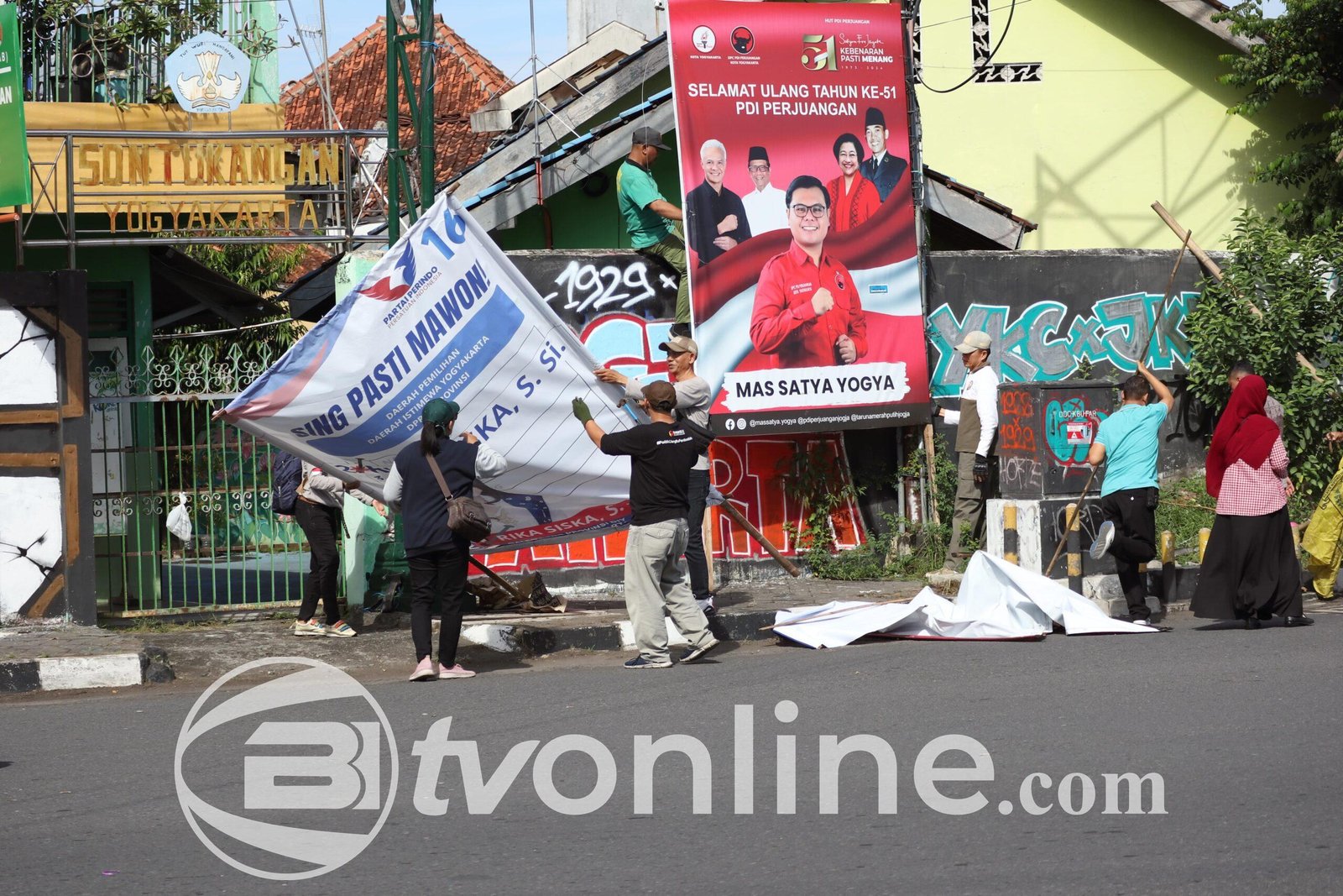 KPU Pandeglang Bersihkan Alat Peraga Kampanye Jelang Masa Tenang Pilkada 2024