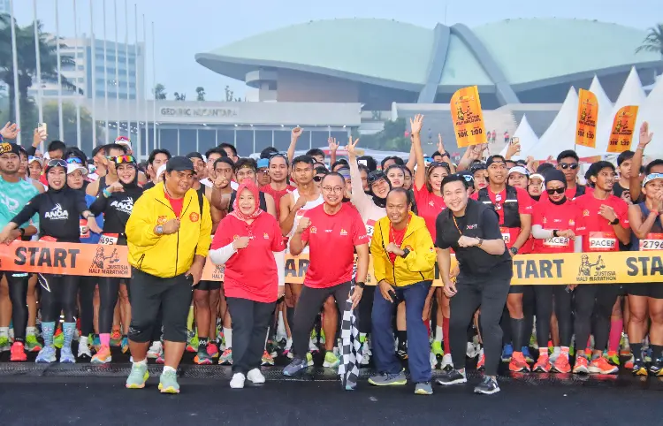 Justisia Half Marathon Rayakan 100 Tahun FHUI, Eddy Soeparno Kibarkan Bendera Start di Komplek Parlemen”