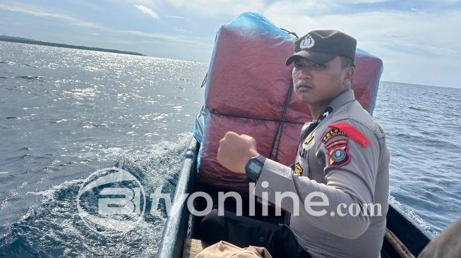 Polisi Tempuh Medan Ekstrem untuk Distribusikan Logistik Pilkada ke Desa Terpencil di Pulau Nias