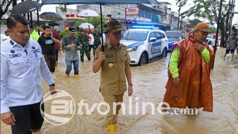 Pj Gubernur Sumut Agus Fatoni Tinjau Korban Banjir di Deli Serdang, Berikan Bantuan Logistik