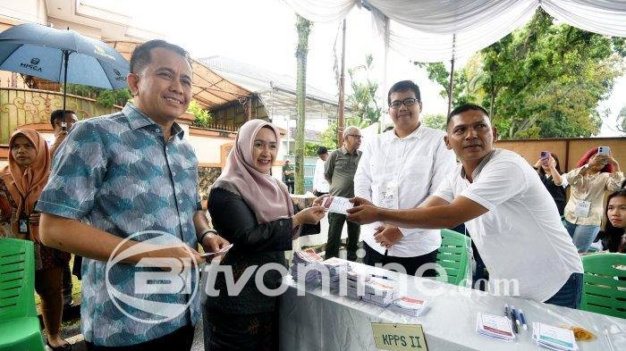 Pj Gubernur Sumut Agus Fatoni Gunakan Hak Pilih di TPS 01, Medan, Meski Diguyur Hujan