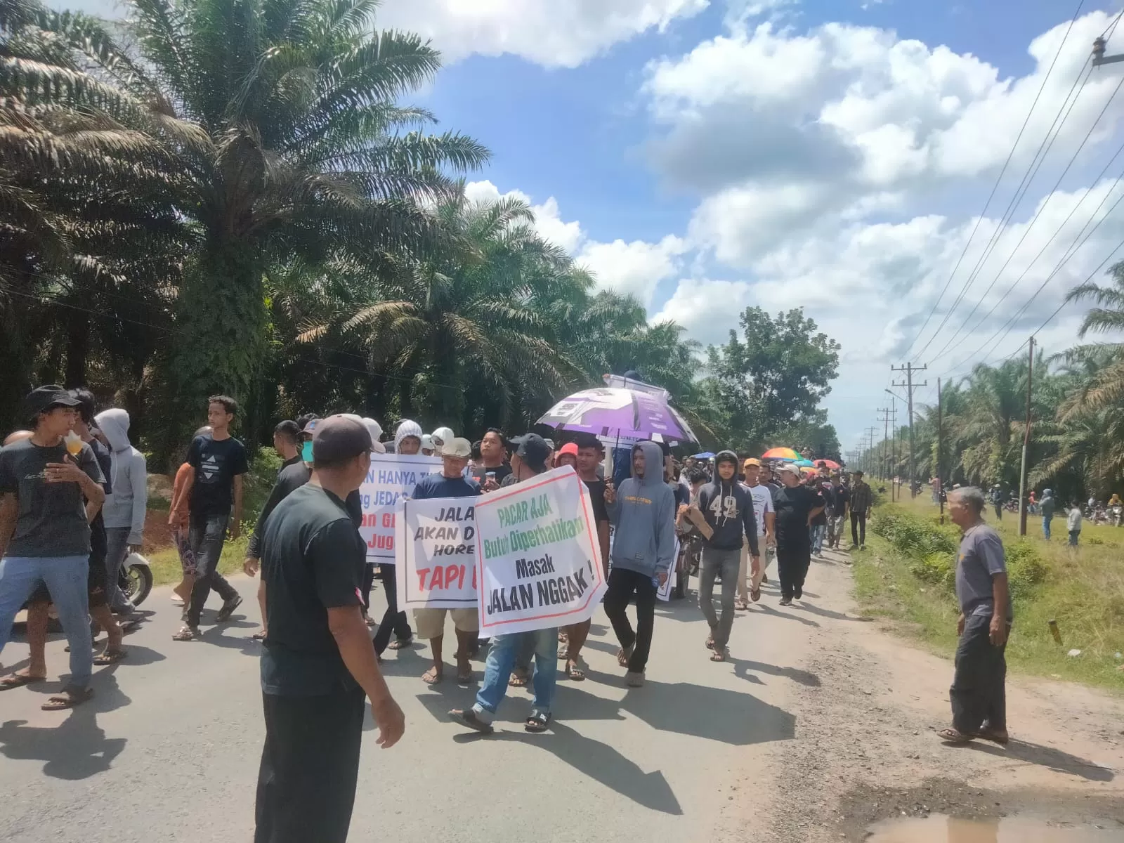 Warga Asahan Tuntut Perbaikan Jalan Rusak, Ancam Blokir Pintu Tol Kisaran