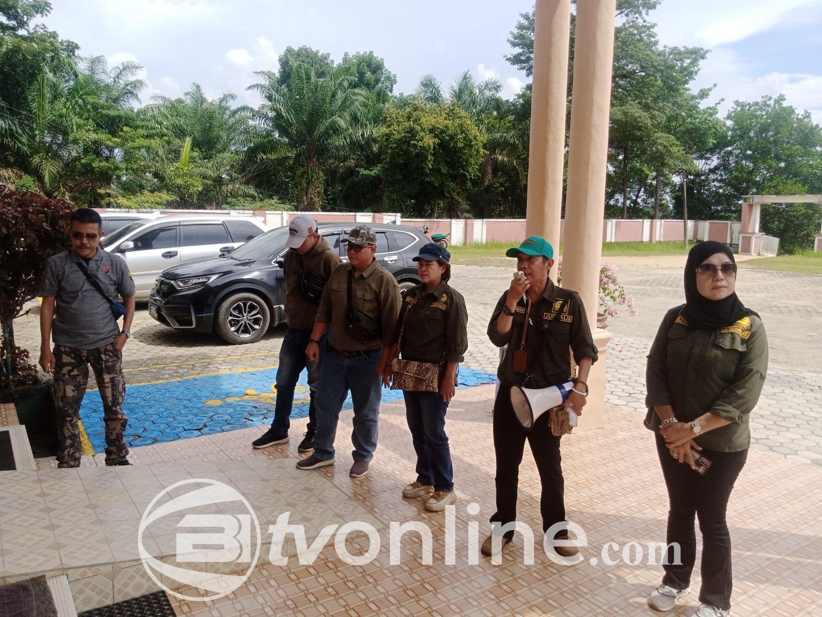 AWaSI Jambi Gelar Aksi Unjuk Rasa Di Dinas PUPR Tebo