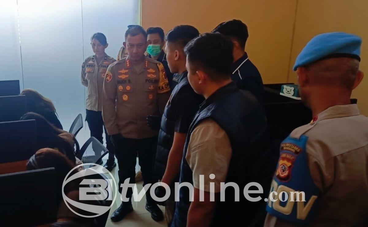 Polisi Gerebek Markas Judi Online di Perumahan Bandung, Lima Tersangka Ditangkap