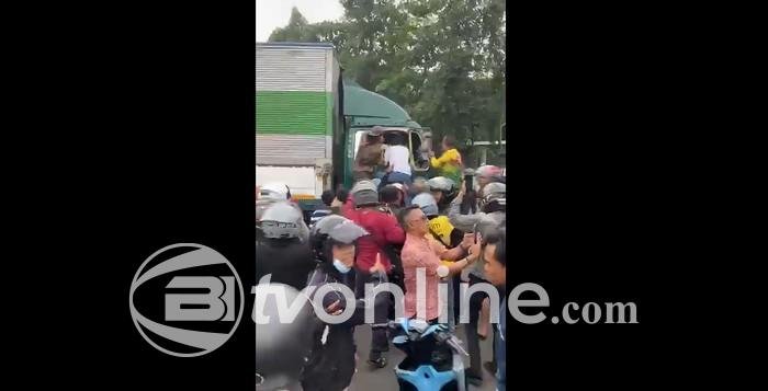 Sopir Truk Ugal-Ugalan Dikejar dan Diamuk Massa di Cipondoh: Bahaya Tindak Tabrak Lari!