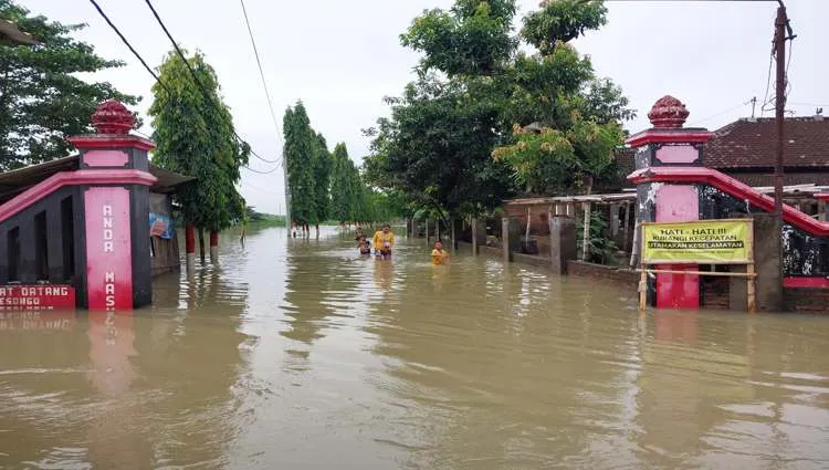 Pernikahan Retno dan Budi di Tengah Banjir Ponorogo, Resepsi Viral di Media Sosial