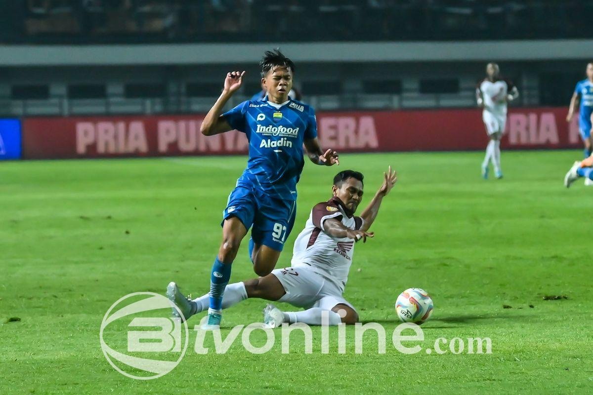 Persib Bandung Menang 2-1 atas Barito Putera, Dedi Kusnandar Cedera Parah, Levy Madinda Cetak Gol Melawan Mantan Klub