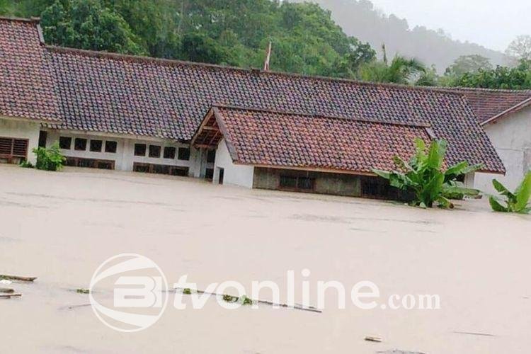 Cianjur Tetapkan Status Darurat Bencana, 777 Warga Mengungsi Pasca Banjir dan Longsor