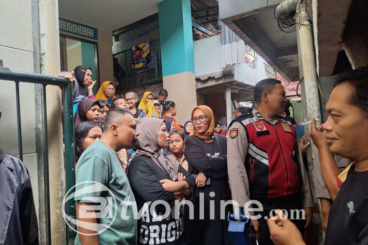 Rekonstruksi Pembunuhan Wanita Tanpa Kepala di Muara Baru, Pelaku Dihujani Amarah Warga