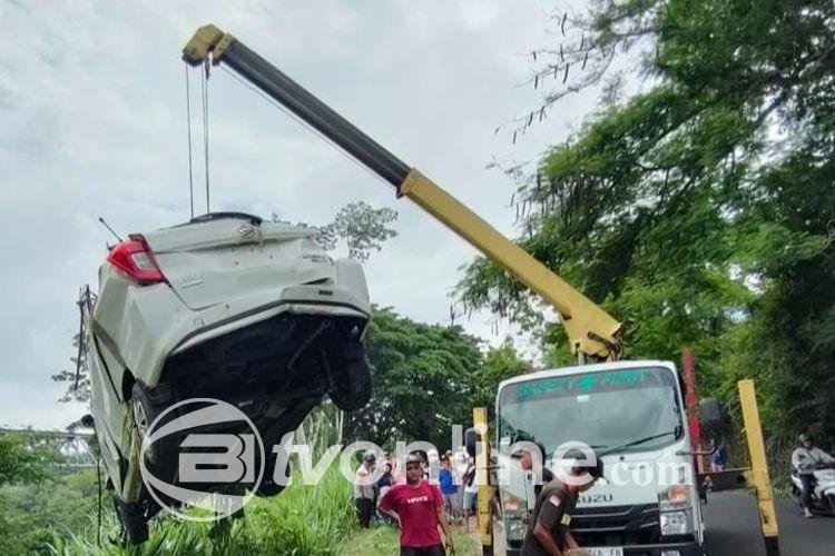 Truk Mixer Semen Rem Blong, Terperosok ke Jurang di Pacitan, Dua Korban Luka Berat