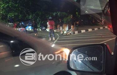 Pemuda Buka Jalan di Trotoar Depan Gedung DPR untuk Pemotor, Minta Uang Sukarela