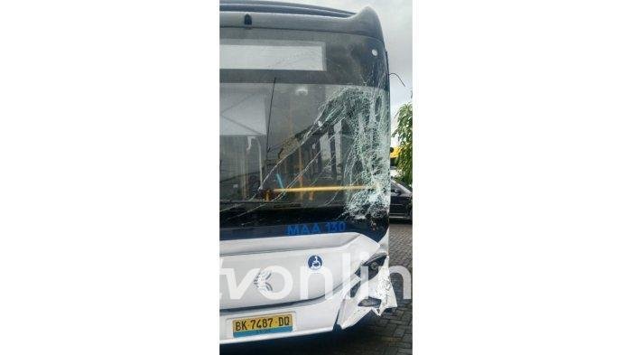 Bus Listrik Tabrak Dua Mobil di Medan Belawan, Tidak Ada Korban Jiwa