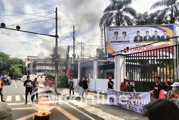 Puluhan Mahasiswa Demo di DPRD Medan Tuntut Pemeriksaan Ketua DPRD Terkait Kasus Bangunan Liar