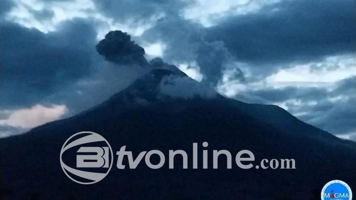 Gunung Lewotobi Laki-Laki Meletus, Semburkan Abu Setinggi 300 Meter