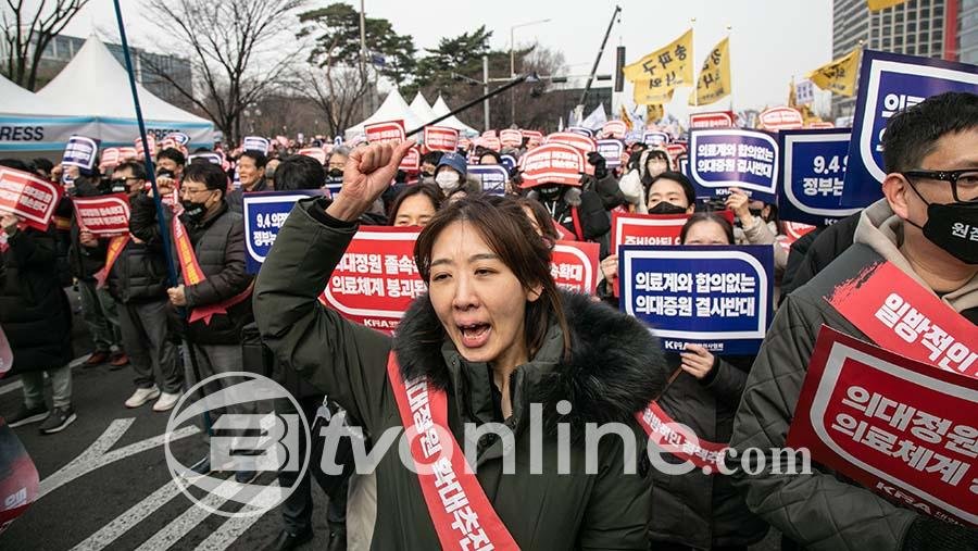 Ribuan Orang Rayakan Pemecatan Presiden Yoon Suk Yeol Setelah Pemungutan Suara Parlemen