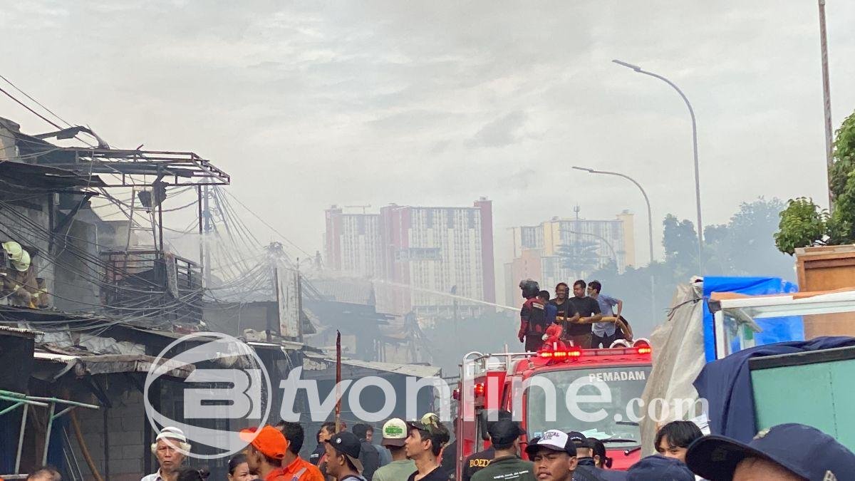 Kebakaran Hebat Landa Kawasan Kebon Kosong Kemayoran, Petugas Masih Berupaya Padamkan Api