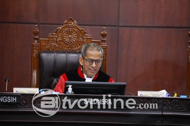 Perwakilan Kuasa Hukum Paslon Risma-Gus Hans Ditegur Hakim Konstitusi dalam Sidang Sengketa Pilkada Jatim 2024