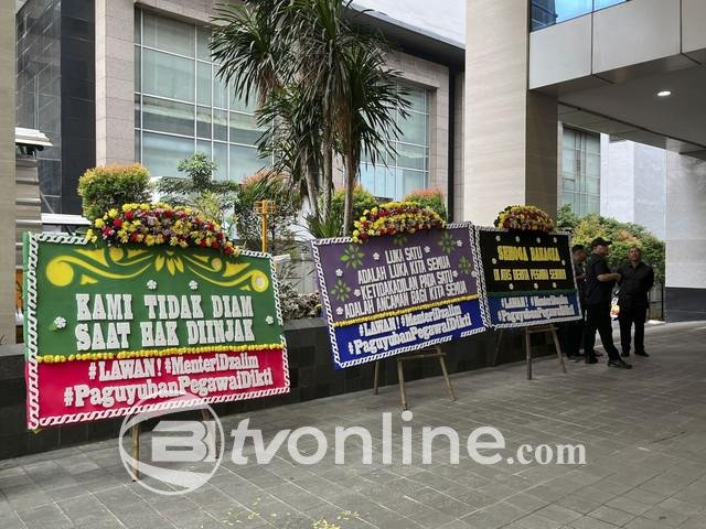 Karangan Bunga Satir Terkait Pemecatan Pegawai Menghiasi Gedung Kemendiktisaintek!