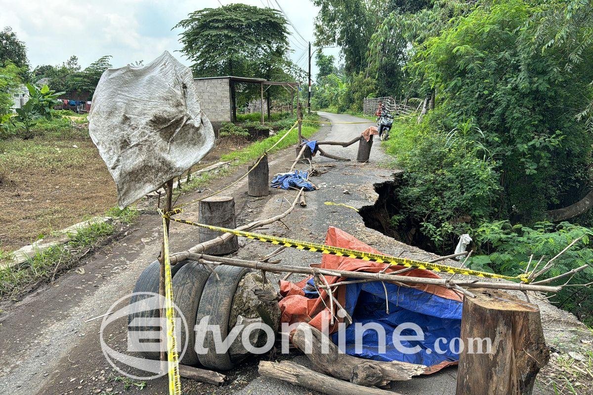 Jalan Penghubung Antar-Desa di Kabupaten Pasuruan Longsor, Warga Khawatir Akses Terhambat Lebih Parah