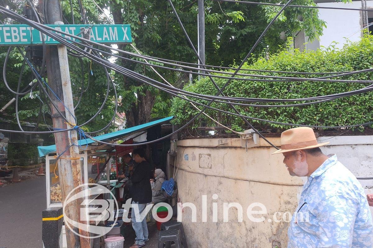 Kabel Fiber Optik Menjuntai di Trotoar Tebet, Ganggu Pejalan Kaki
