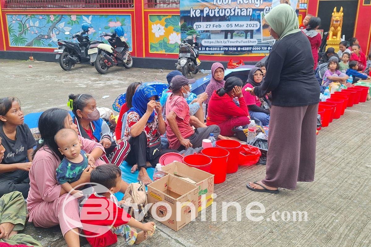 Puluhan Warga Menginap di Depan Vihara Bahtera Bhakti Ancol Menunggu Pembagian Angpau Imlek 2025
