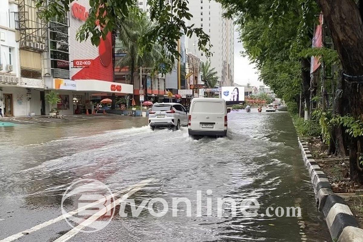 Banjir Rendam Jalan Boulevard Raya Kelapa Gading, Pengendara Sepeda Motor Terpaksa Putar Balik