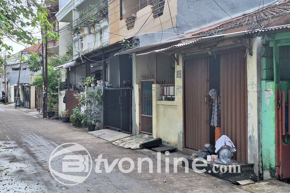 Banjir di Jalan Satria Raya Jelambar Jakarta Barat Surut, Warga Bersihkan Rumah