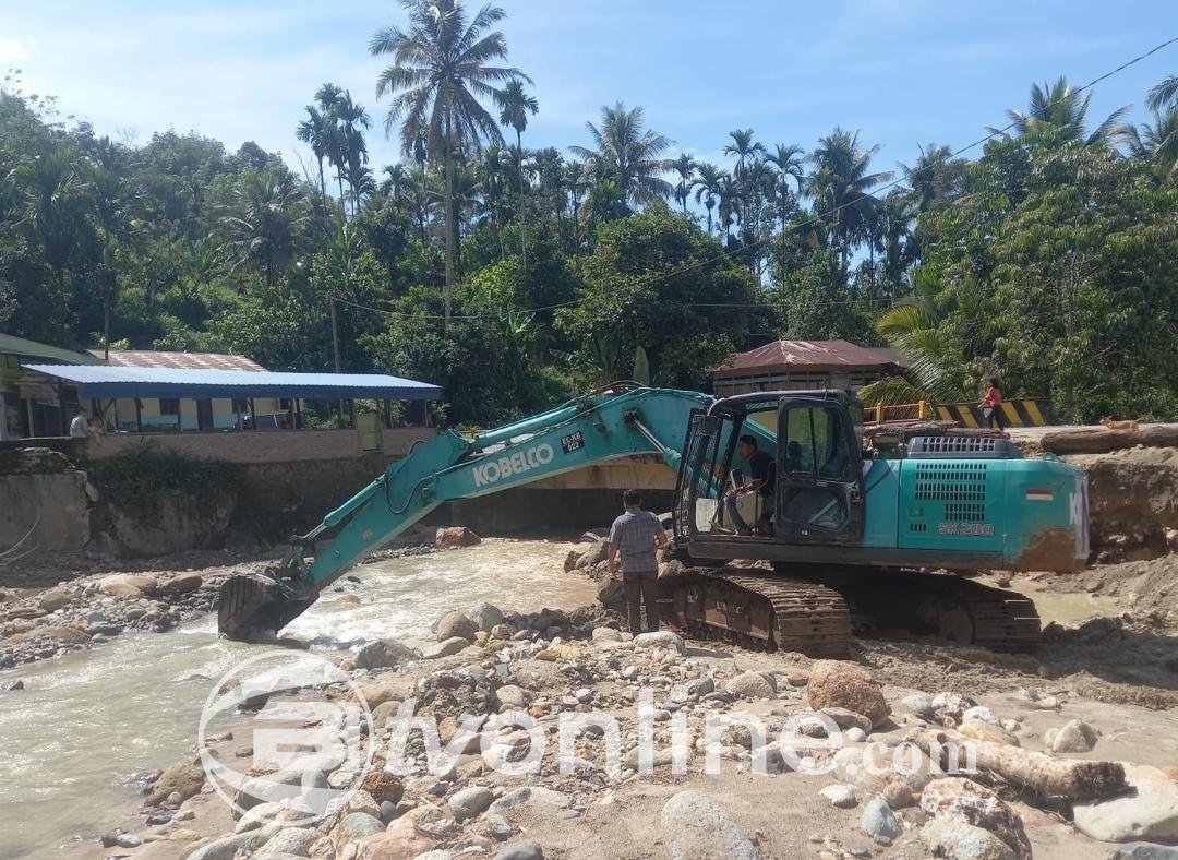 Pemkab Taput Terima 3 Unit Alat Berat dari PT NH dan PT BMIS untuk Atasi Banjir Bandang di Pahae