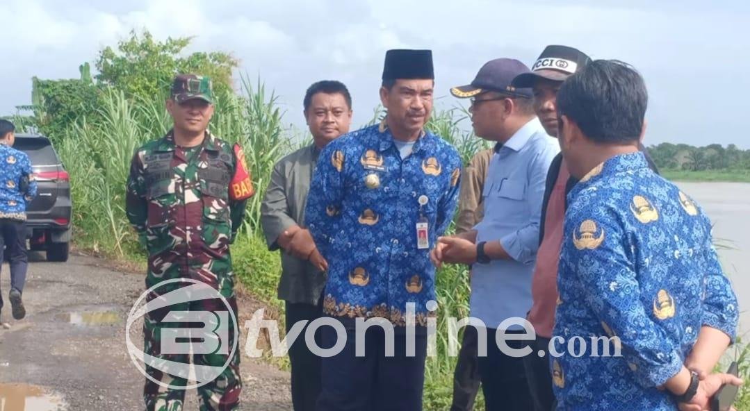 Pj Bupati Muaro Jambi Tinjau Jalan Longsor di Kecamatan Taman Rajo