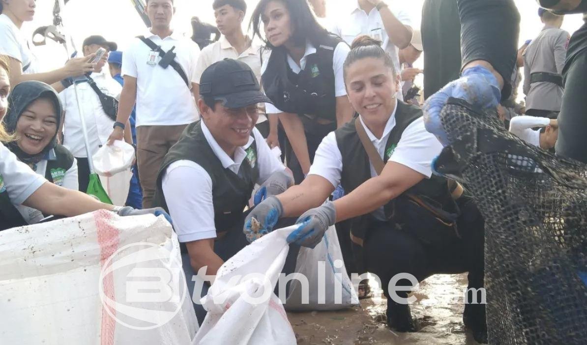 Tiga Menteri dan Duta Besar Terjun Langsung Bersihkan Sampah Plastik di Pantai Kedonganan Bali