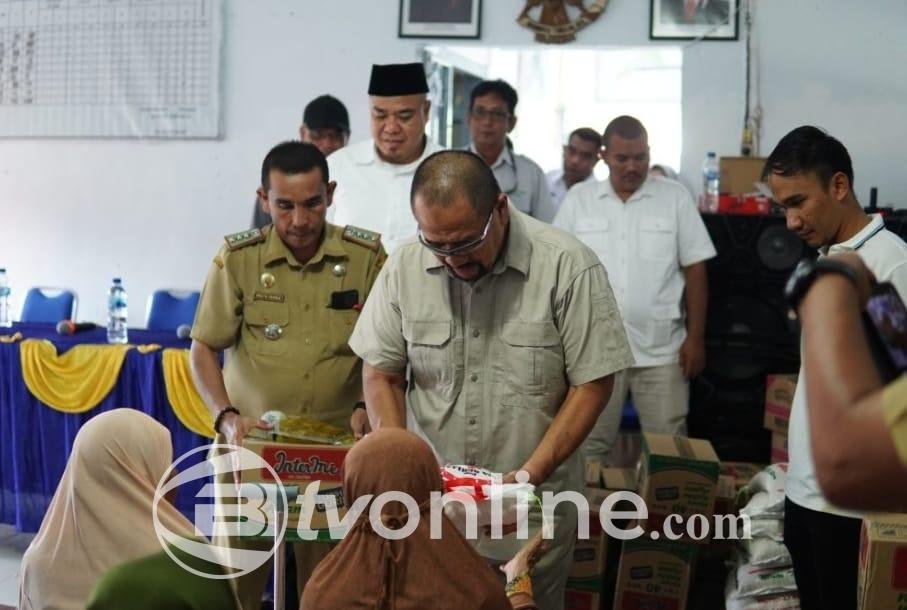 Bupati dan Wakil Bupati Batubara Terpilih Bersama PT Socfindo Berikan Bantuan Sembako untuk Warga Terdampak Banjir