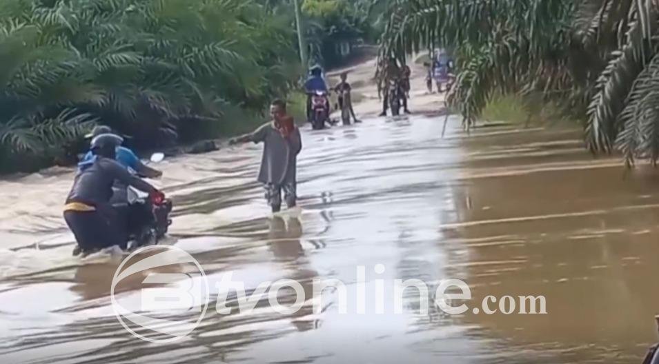 Hujan Deras Rendam Jalan Utama di Kecamatan Bahar Selatan, Kabupaten Muaro Jambi, Ganggu Aktivitas Masyarakat