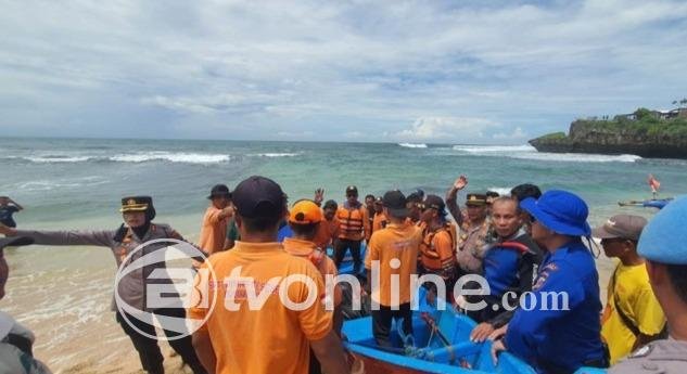 Siswa SMPN 7 Mojokerto Pulang Setelah Insiden Terseret Ombak di Pantai Drini