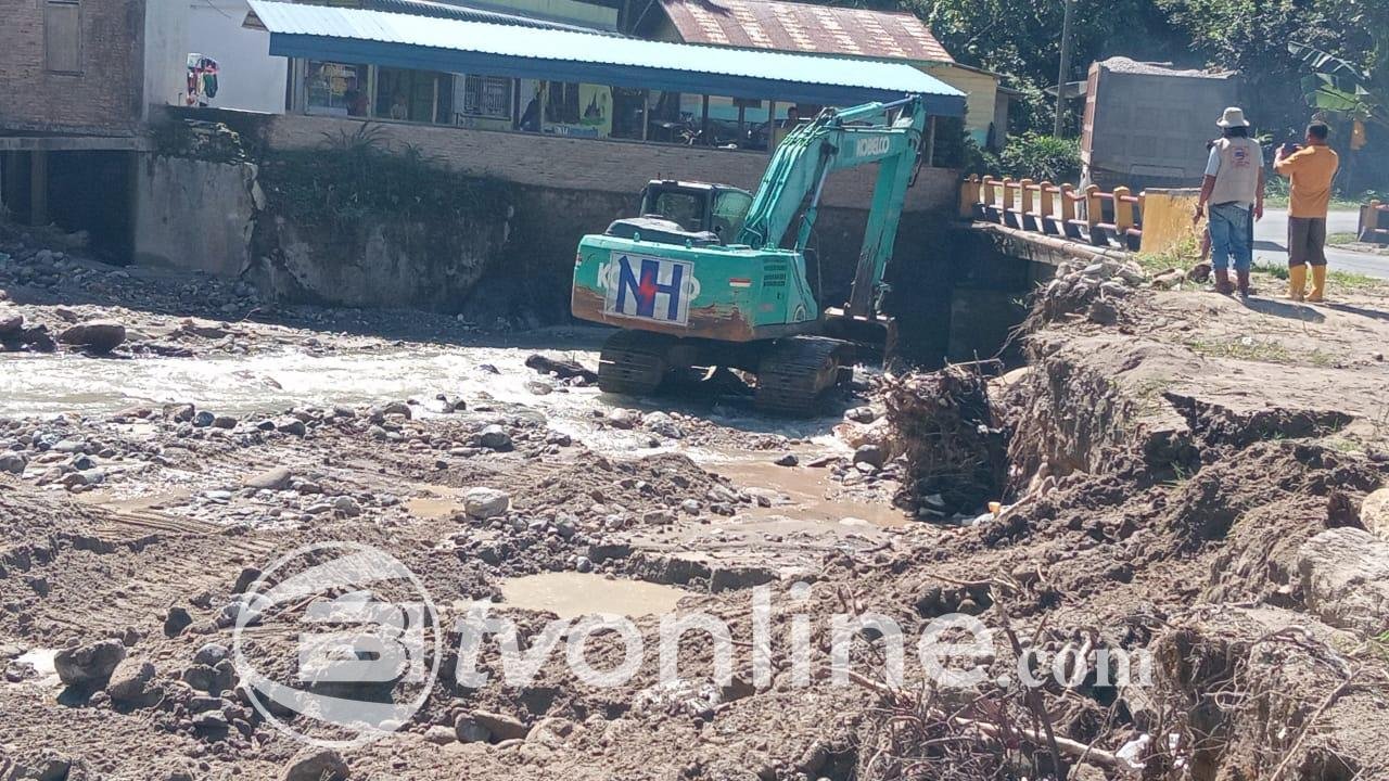Pemkab Taput Terima Bantuan PT.NH, PT BMIS 3 Unit alat berat untuk Banjir Bandang Di Pahae