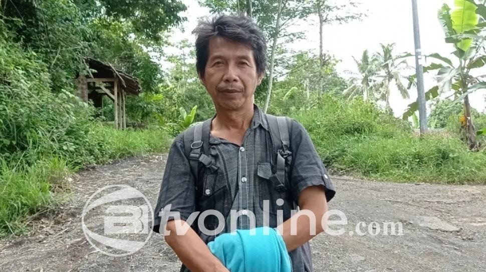 Perjuangan Guru Honorer Empan Supandi, Relakan Jalan Kaki 11 KM Setiap Hari Demi Mengajar