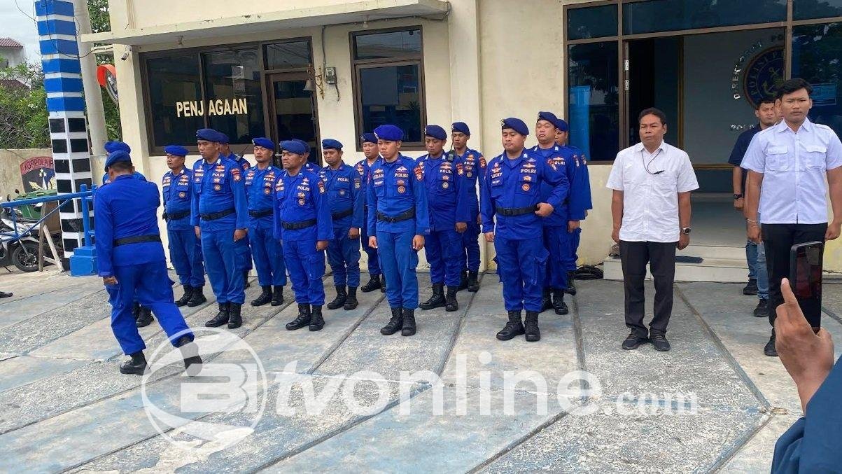 Direktorat Polisi Perairan dan Udara (Ditpolairud) Polda Metro Jaya Bongkar Pagar Laut Misterius di Perairan Tangerang, Banten