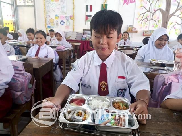 Dimulai Hari Ini , Anak-anak di SDN 193 Caringin Antusias Terima Makan Bergizi Gratis di Hari Pertama Program
