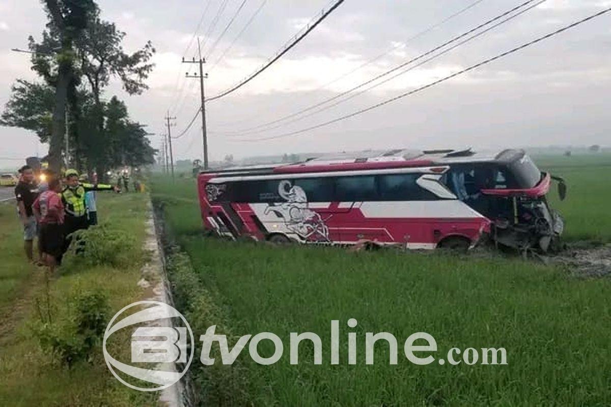 Hendak Menyalip, Bus Tabrak Pikap di Ngawi, 1 Orang Tewas dan Sopir Bus Kabur