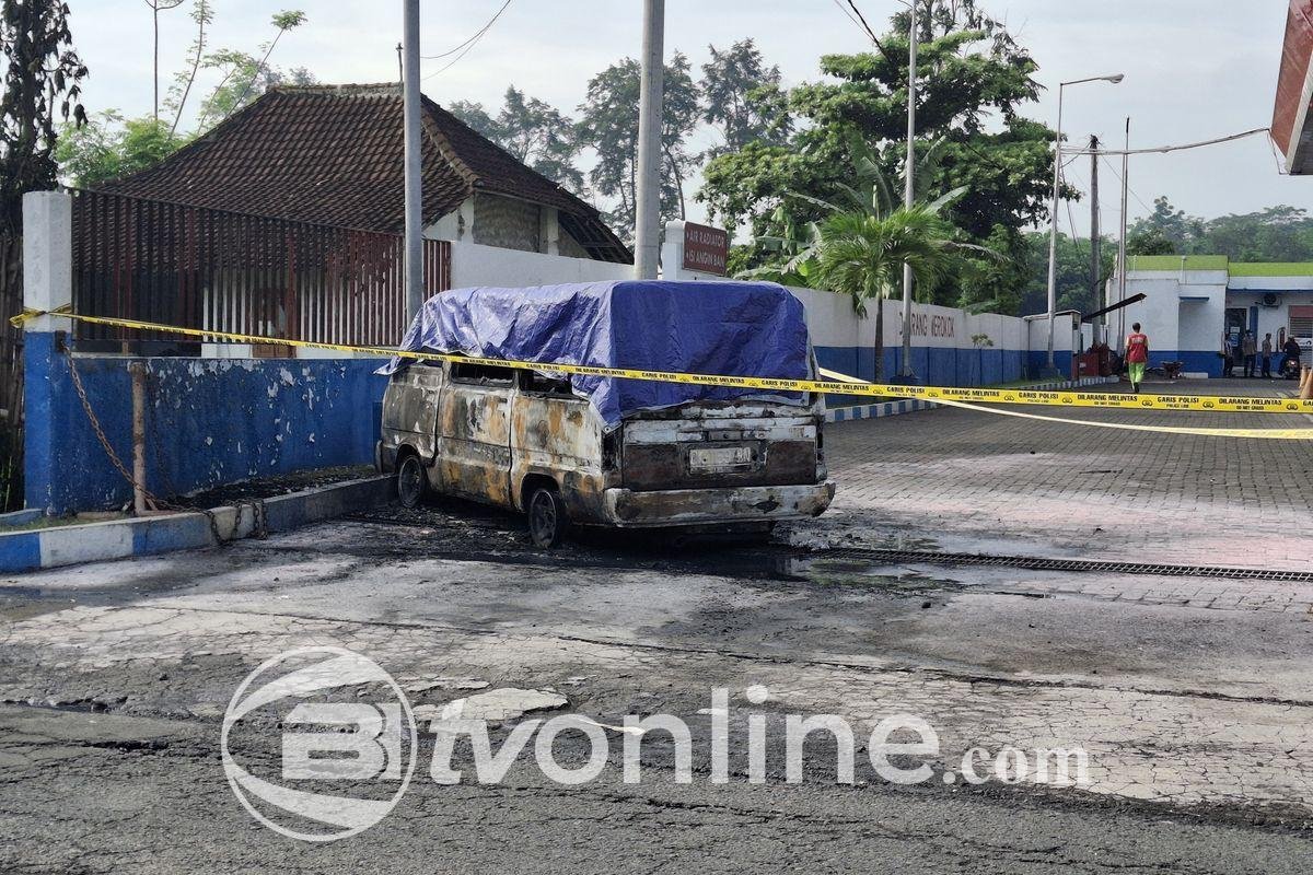 Minibus Terbakar Saat Hendak Isi BBM di Depan SPBU Lumajang