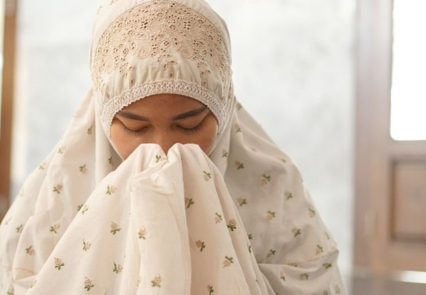 Perhatikan! Hukum Mengikat Rambut Saat Salat Menurut Hadits Rasulullah SAW