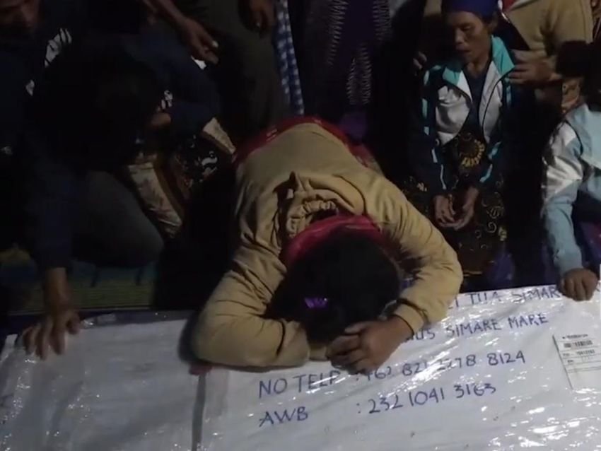 Duka Mendalam Lucia Situmorang, Menangis Disamping Jenazah Suami Victor yang Tewas di Malaysia