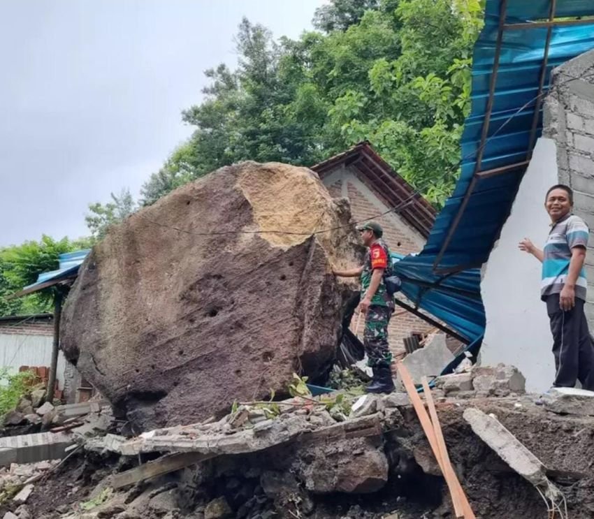 Batu Raksasa Longsor ke Rumah Warga Ponorogo, Ini Penyebabnya!