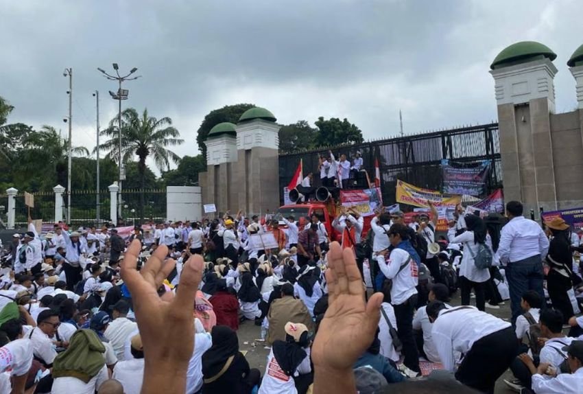 Demo Tenaga Honorer di DPR RI, Ribuan Massa Blokir Jalan Tuntut P3K Penuh Waktu