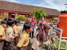 SDN Karangwuluh Gelar Program Makanan Bergizi Gratis, Siswa Cuci Sendok Sebagai Pembelajaran Kebersihan