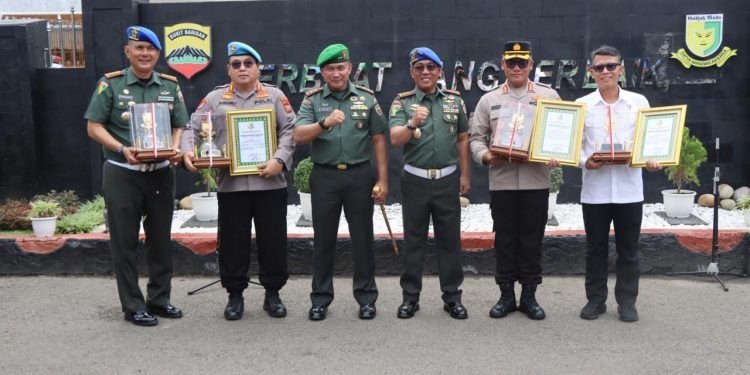 Kapolrestabes Medan Kombes Gidion Arif Setyawan Terima Penghargaan atas Sinergi Perangi Narkoba bersama Pomdam I/BB