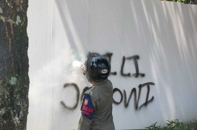 Satpol PP Yogyakarta Bersihkan Vandalisme ‘Adili Jokowi’ di 7 Titik Kota