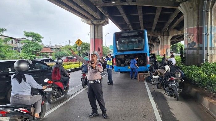 Bus TransJakarta Mogok di Jalan DI Panjaitan, Jakarta Timur, Lalu Lintas Tersendat