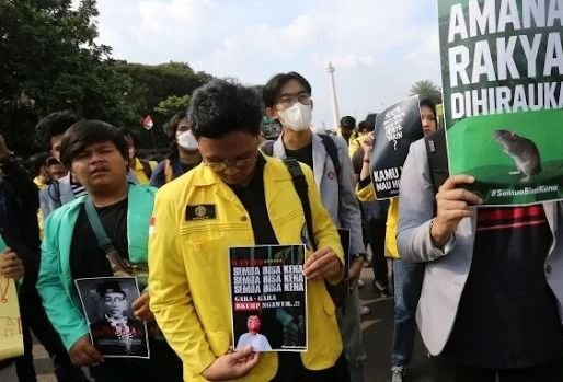 Mahasiswa Universitas Indonesia Gelar Aksi Unjuk Rasa "Indonesia Gelap" di Depan Istana Merdeka