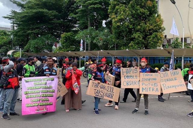 Driver Ojol Mulai Berdatangan  Demo di Kemnaker Tuntut THR, Matikan Aplikasi Sebagai Bentuk Solidaritas